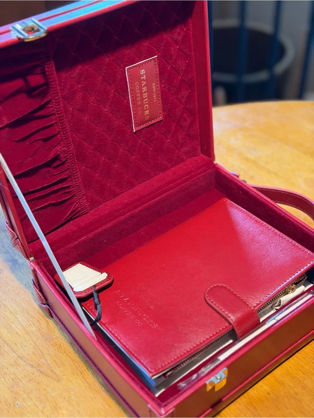 *RARE* STARBUCKS Planner in carrying case with xtras🔥